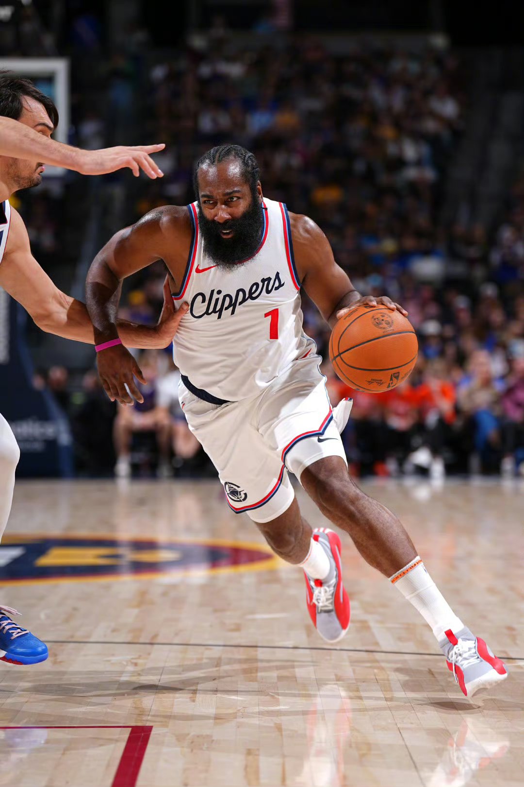 九游体育平台下载哈登重返赛场，重要助攻首场状态出色，掘金观众沸腾！的简单介绍