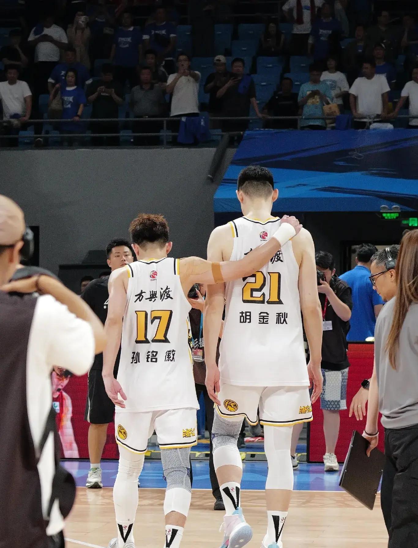 广厦男篮训练开放日，赛前更衣室发声引欢呼，欧冠在即，更衣室氛围转暖的简单介绍