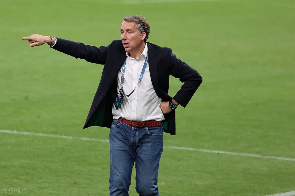 足总杯今晚再迎强敌，阿贾克斯扳平良机，主帅态度——气氛紧张，临场指挥获称赞的简单介绍